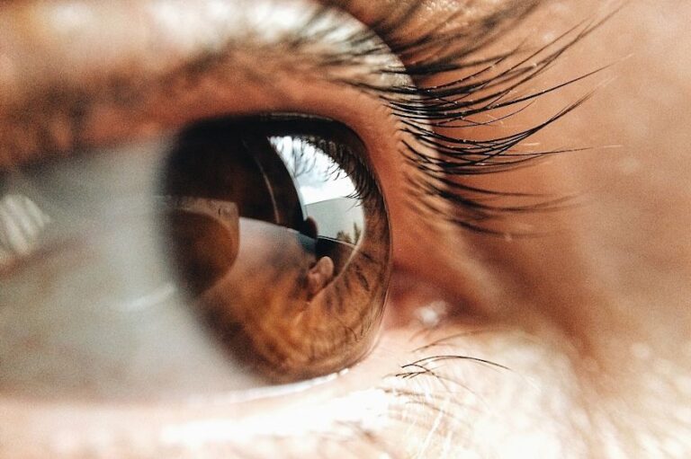 Você sabia que no verão devemos redobrar os cuidados com nossos olhos?