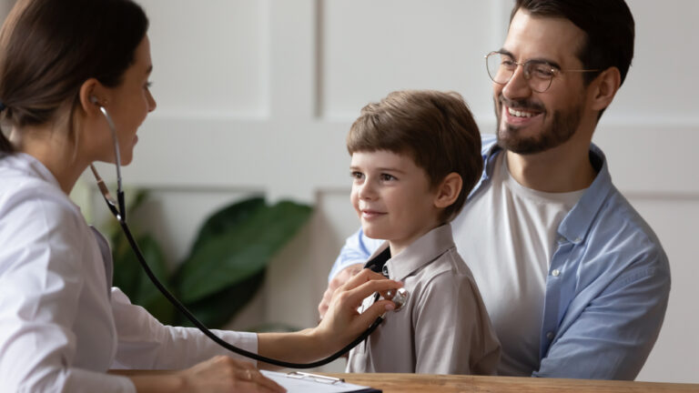 Pediatra: confira a importância desse médico e informações que podem te auxiliar