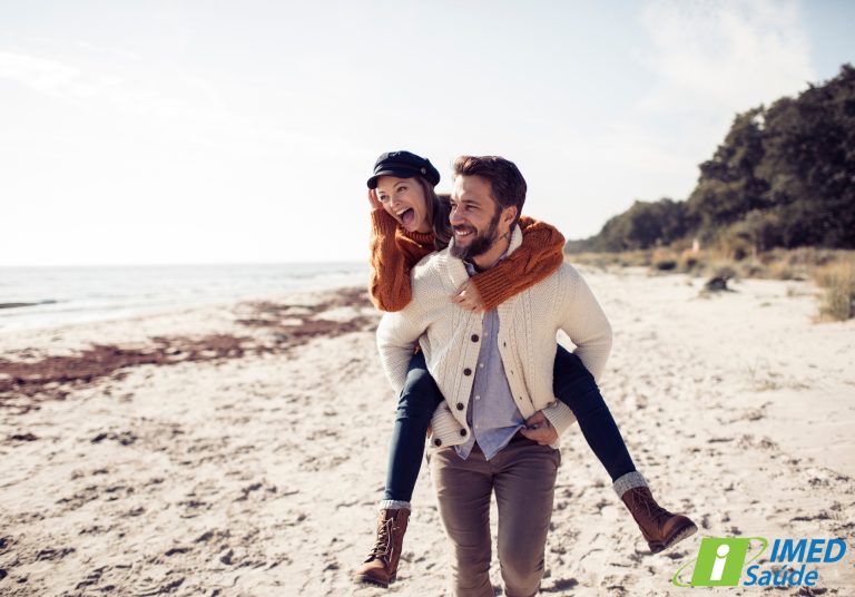 Viver bem com HIV: dicas de saúde e bem-estar para soropositivos