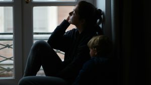 mãe com esgotamente emocional